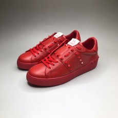 VALENTINO 발렌티노 송아지 가죽 락스터드 언타이틀드 느와르 스니커즈 TY2S0931BXE0NO